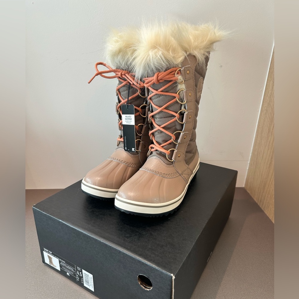 New with tags Sorel Tofino II WP boots. Size 6.5, color taupe